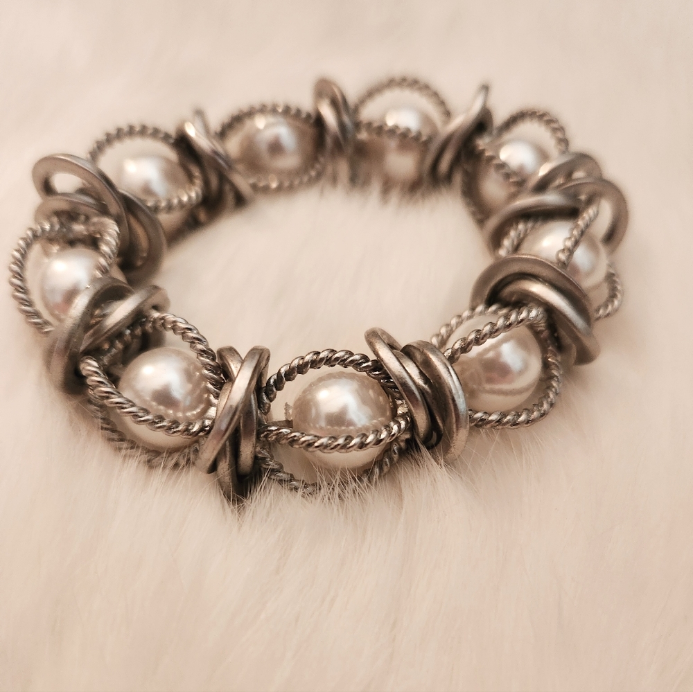 $3/25 Large Pearl & Metal Bracelet